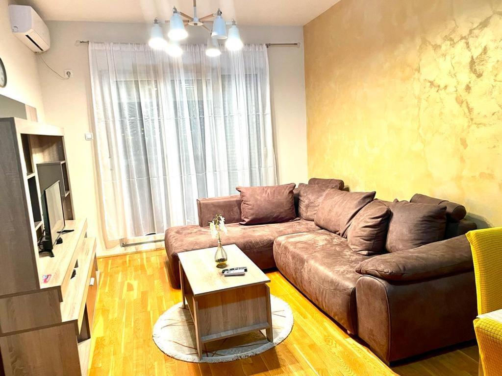Naki Apartmani Подгорица Стая снимка